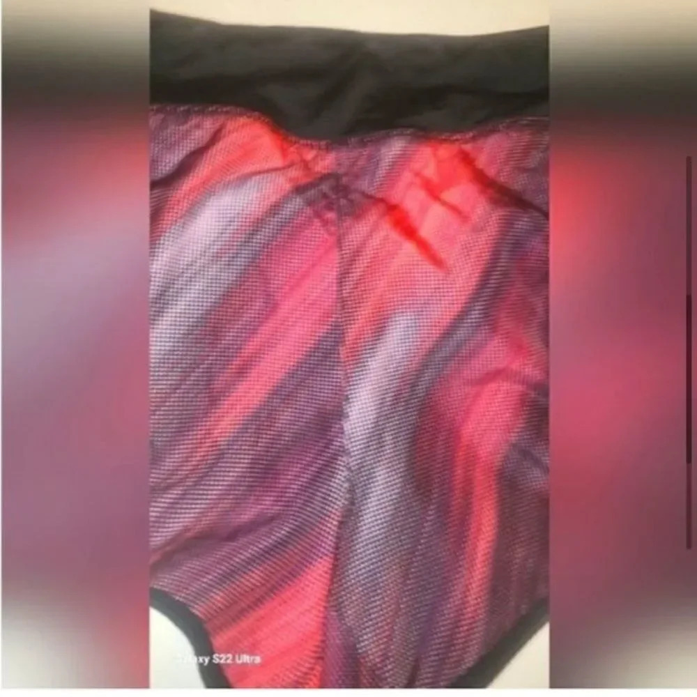 - NIKE WOMENS LIGHT STREAK CREW
PRINTED DRY FIT REFLECTIVE RUNNING
SHORTS SIZE M - Picture 7 of 11